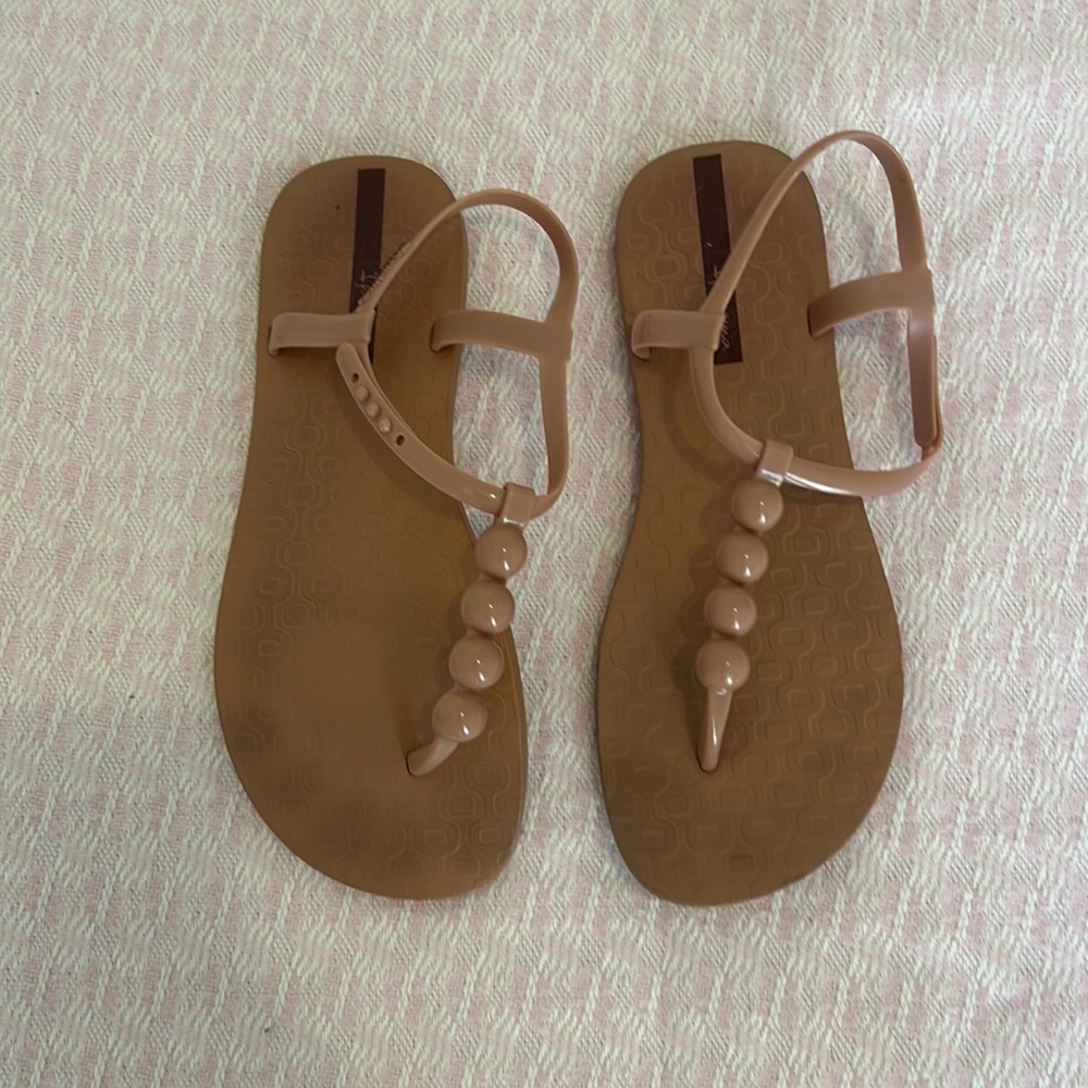 Jelly Sandals Ipanema size 6. Comes with the original box.